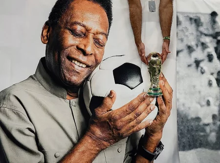 A lendária vida de Pelé: do primeiro gol pela seleção à amizade com Maradona